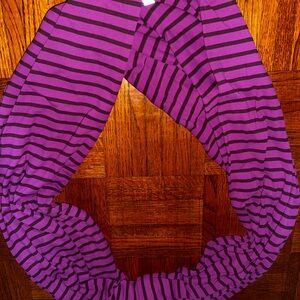 Lululemon Customizable Snap Scarf magenta/maroon